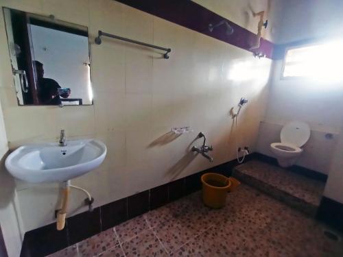Un baño de Savanur Deluxe Lodge