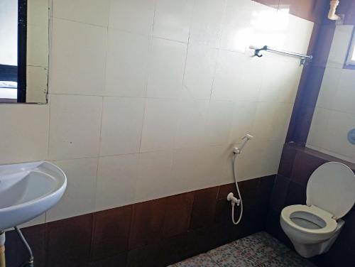 Un baño de Savanur Deluxe Lodge