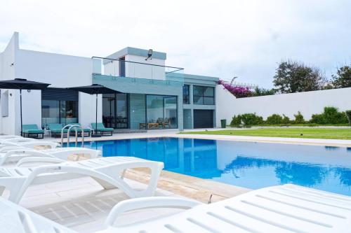 Bazén v ubytování Villa de Luxe à Dar Bouazza Piscine Privée Fibre 100 Mbps Netflix et YouTube Premium nebo v jeho okolí