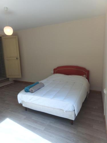une chambre avec un grand lit dans une pièce dans l'établissement Le Senarmont, à Saint-Mihiel