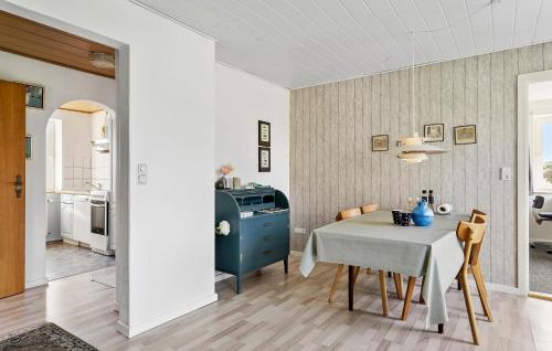 Η κουζίνα ή μικρή κουζίνα στο Stunning Home In Samsø With Wifi