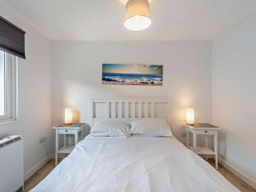 Postel nebo postele na pokoji v ubytování 2 Bed in Saltash 95643