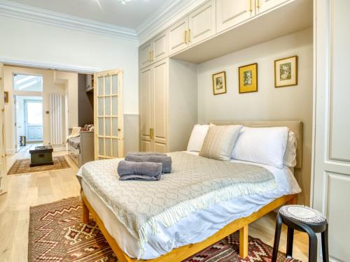 a bedroom with a large bed in a room at Characterful flat by Lincoln Castle Pass The Keys in Lincoln