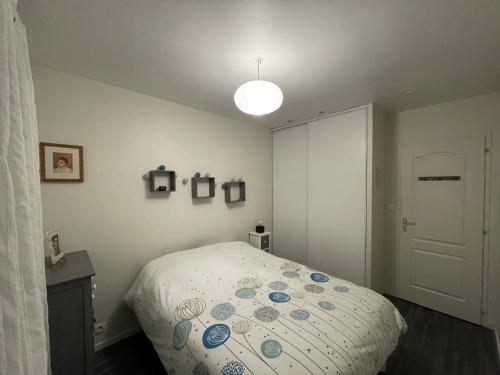 une chambre avec un lit et une lumière au plafond dans l'établissement Maison avec piscine, à Saint-Sulpice