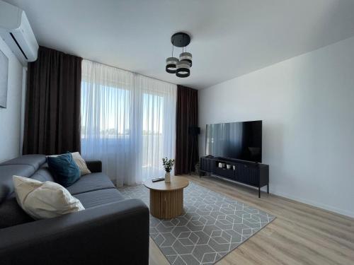 Una televisión o centro de entretenimiento en SkyNest Apartments