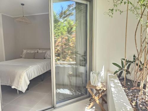 Schlafzimmer mit einer Glasschiebetür und einem Bett in der Unterkunft Crystal Luxury Holidays, El Palm Mar in Tenerife South in Palm-mar