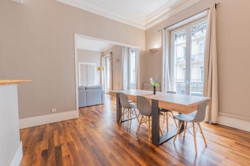une salle à manger avec une table et des chaises dans l'établissement Le Vauban T3 Hyper centre, à Grenoble