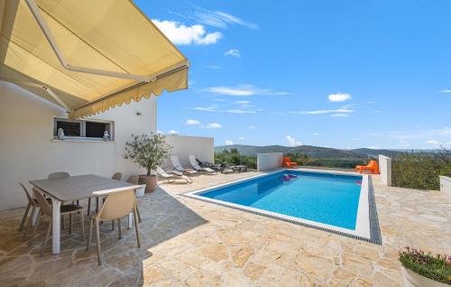 Bazén v ubytování 4 Bedroom Stunning Home In Jarebinjak nebo v jeho okolí
