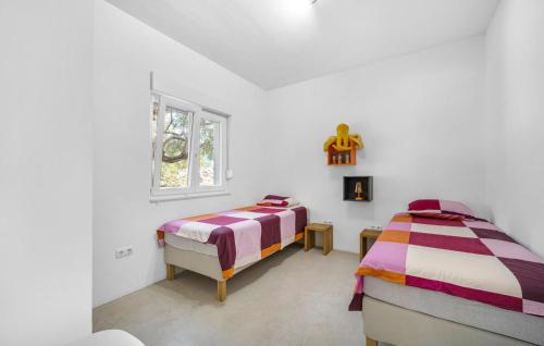 Postel nebo postele na pokoji v ubytování 4 Bedroom Stunning Home In Jarebinjak