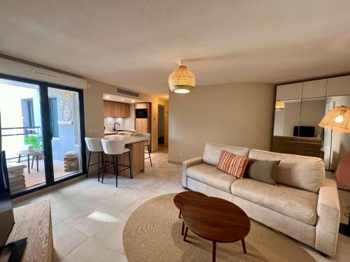 un salon avec un canapé et une table dans l'établissement B054 Appartement Luxueux dans Cannes, à Cannes