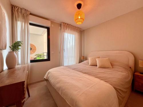 une chambre avec un lit blanc et une fenêtre dans l'établissement B054 Appartement Luxueux dans Cannes, à Cannes