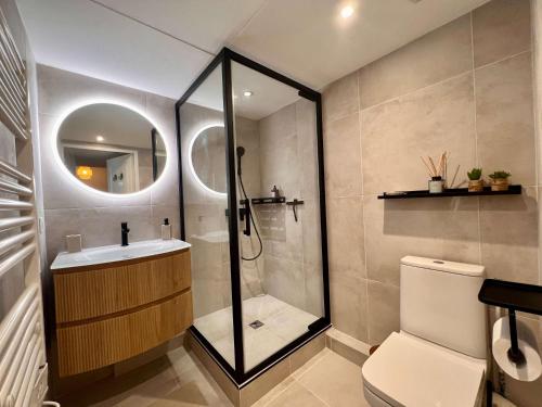 une salle de bain avec une douche, des toilettes et un lavabo dans l'établissement B054 Appartement Luxueux dans Cannes, à Cannes