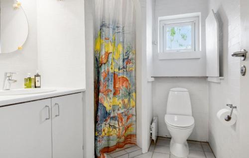 Bilik mandi di Stunning Home In Bjert With Wifi
