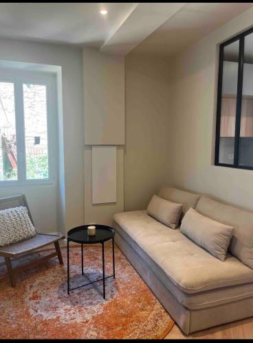 a living room with a couch and a table at Charmant appartement Olmeto in Olmeto