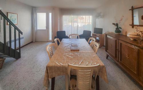 une salle à manger avec une table et des chaises en bois dans l'établissement 4 Bedroom Nice Home In Agde, au Grau-dʼAgde