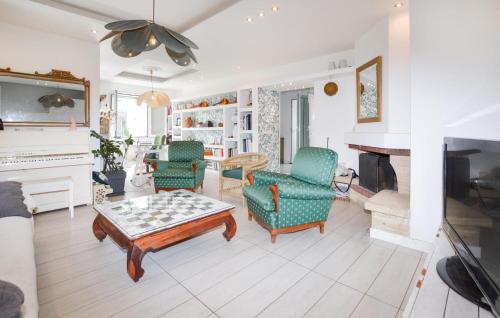 - un salon avec des chaises, une table et une cheminée dans l'établissement 3 Bedroom Stunning Home In Talasani, à Talasani