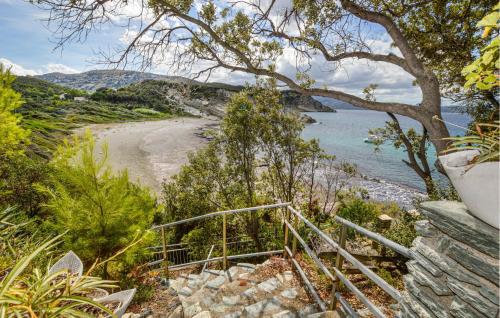 un escalier menant à une plage avec un arbre dans l'établissement 2 Bedroom Awesome Home In Farinole, à Farinole