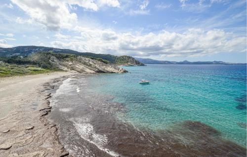 un bateau dans l'eau à côté d'une plage dans l'établissement 2 Bedroom Awesome Home In Farinole, à Farinole