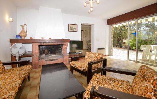 un salon rempli de meubles et d'une cheminée dans l'établissement 2 Bedroom Awesome Home In Farinole, à Farinole