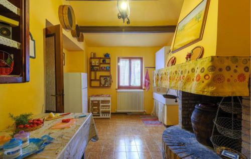 Ένα ή περισσότερα κρεβάτια σε δωμάτιο στο Nice Home In Cartoceto With Wifi