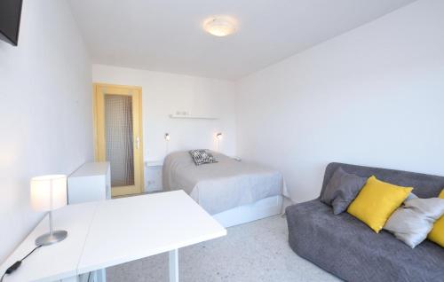 une chambre blanche avec un lit et un canapé et un lit dans l'établissement Nice Apartment In Cannes With Wifi, à Cannes