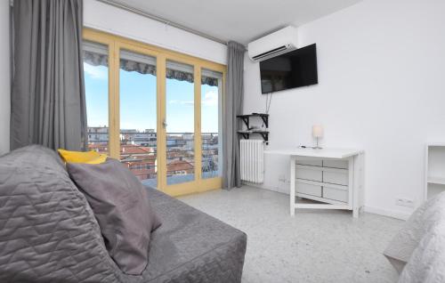 un salon avec un canapé et une télévision dans l'établissement Nice Apartment In Cannes With Wifi, à Cannes