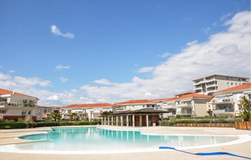 une grande piscine devant certains immeubles d'habitation dans l'établissement 1 Bedroom Gorgeous Apartment In Antibes, à Antibes