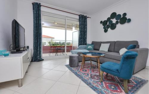 un salon avec un canapé et une télévision dans l'établissement 1 Bedroom Gorgeous Apartment In Antibes, à Antibes