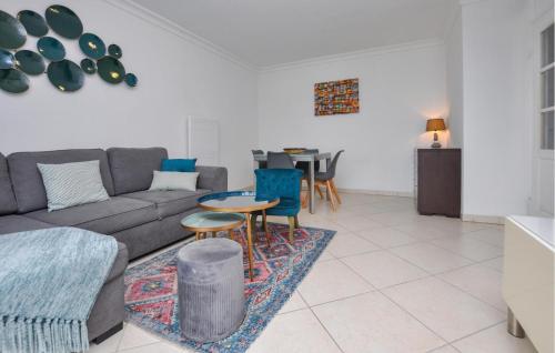 un salon avec un canapé, une table et des chaises dans l'établissement 1 Bedroom Gorgeous Apartment In Antibes, à Antibes