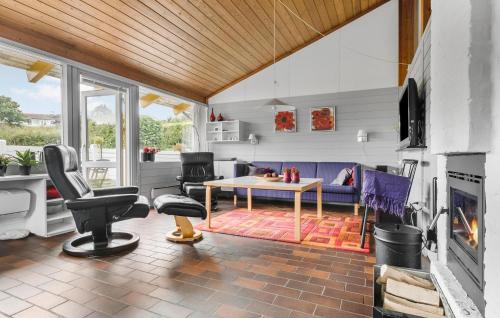 Ruang duduk di 2 Bedroom Amazing Home In Aabenraa
