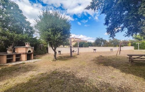 - un parc avec une table de pique-nique et un arbre dans l'établissement Amazing Home In Creissan, à Creissan