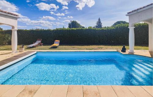 - une piscine dans une cour avec 2 chaises dans l'établissement Amazing Home In Creissan, à Creissan