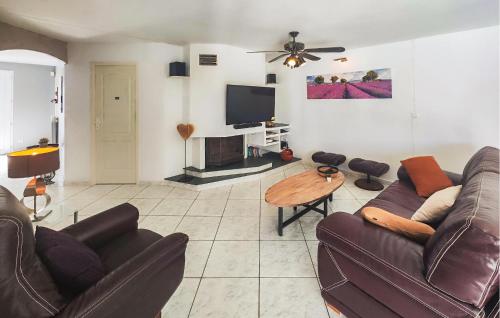 un salon avec deux canapés et une télévision dans l'établissement Amazing Home In Creissan, à Creissan