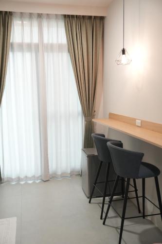 a room with a desk and two chairs in front of a window at 東港民宿 - 如你所院 Tourist Vacation B&B in Donggang