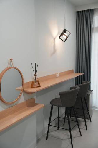 a vanity with two chairs and a mirror on a wall at 東港民宿 - 如你所院 Tourist Vacation B&B in Donggang