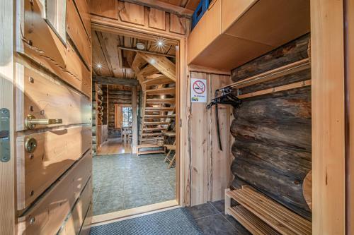 einen Flur in einem Blockhaus mit Holzwänden in der Unterkunft Wellamo by Aavalevi in Levi