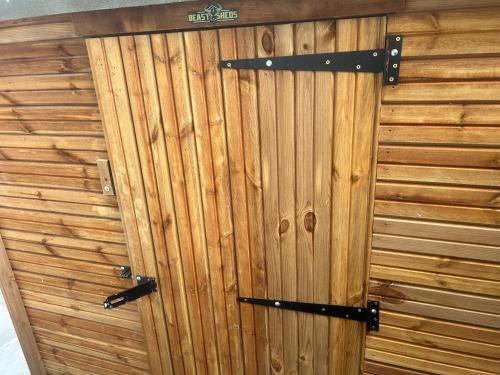 Gallery image of Beautiful bar b q lodge with 4 sleeping platforms with its own separate toilet and shower facility next to the lodge in Portishead