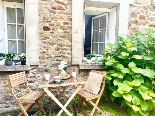 a table and chairs in front of a house at T2 lumineux - rénové- - Centre historique Dinan- Parking - Terrasse in Dinan