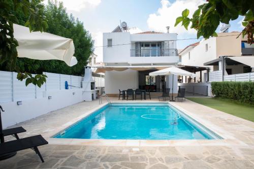 Bazén v ubytování Koni Villa Paphos nebo v jeho okolí