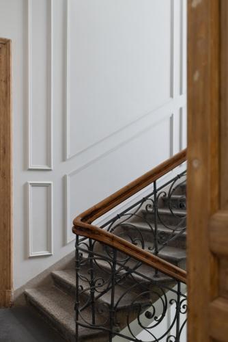 a set of stairs in a room with a window at Apartamenty 1M11 Centrum - opcjonalne miejsce parkingowe, dostęp na kod, NETFLIX in Łódź