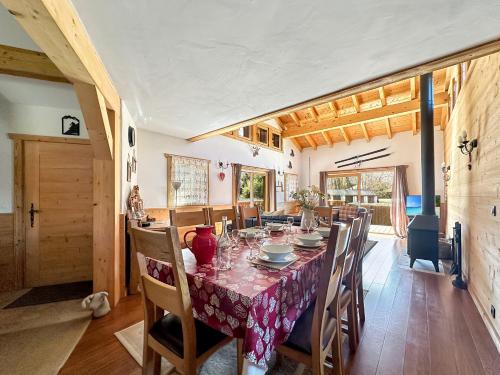 une salle à manger avec une longue table et des chaises dans l'établissement CH136 - Chalet Kimberley Centre village les Carroz, aux Carroz d'Arâches