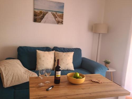 una mesa con una botella de vino y dos copas de vino en Chez Marlene, en Lagos