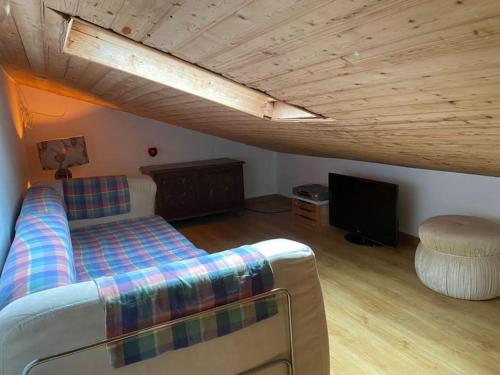a bedroom with a bed and a tv in a room at A Casa da Carrasqueira, Sesimbra in Sesimbra
