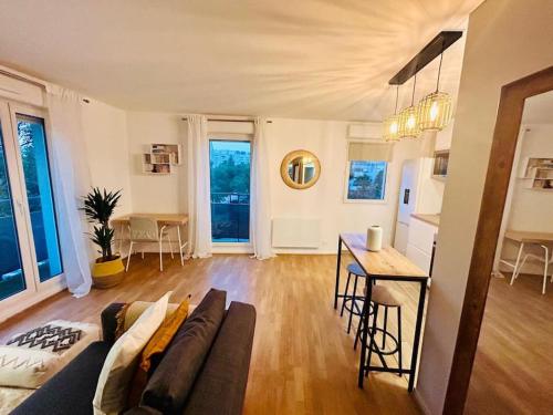 un salon avec un canapé et une table dans l'établissement Iris - T2 cosy Chelles, à Chelles