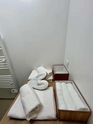 un groupe de serviettes blanches sur une table en bois dans l'établissement Iris - T2 cosy Chelles, à Chelles