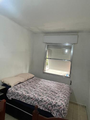 Katil atau katil-katil dalam bilik di Condomínio edifício Prota no Guarujá - 80 M da praia