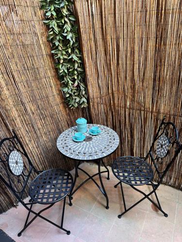 a table and two chairs and a table and two cups at Il cuore in Toscana in Massa Marittima