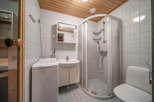 a bathroom with a shower and a sink and a toilet at Martinmutka by Aavalevi Holidays, Levi center in Levi