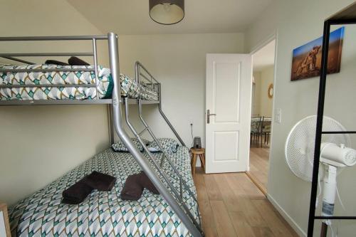 - une chambre avec des lits superposés et des chaussures dans l'établissement Les pivoines au calme 15min du zoo, à Meusnes