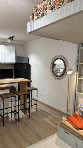 une cuisine avec une table et quelques chaises dans une pièce dans l'établissement Studio Paris 19, à Paris